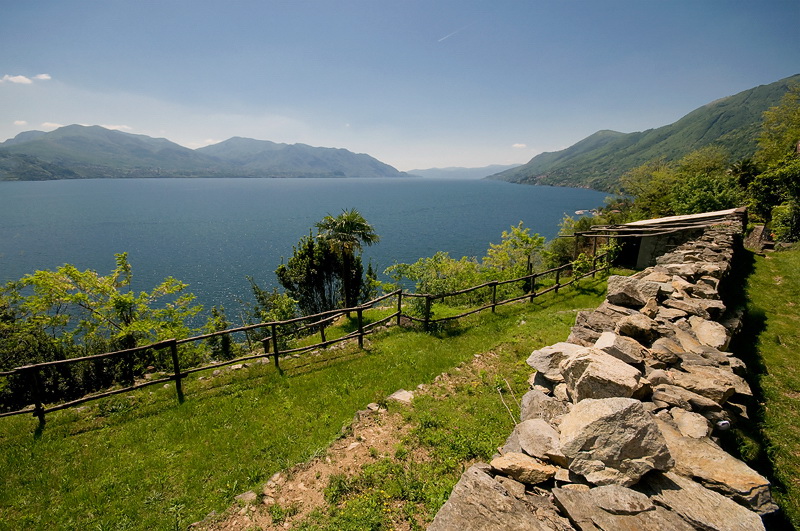 1 toskana D35_7857 als Smart-Objekt-1 Kopie.jpg - Sind heute bei schönem Wetter 20 Grad -Sonne pur und leichtem Wind durch den Ort und anschließend die Küste lang gelaufen. Hier am Lago Maggiore kann man von überall aus die traumhafte Landschaft bewundern.